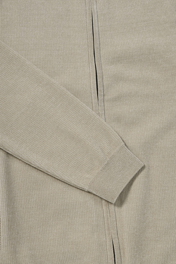 부드러운 촉감의 웨일 조직으로 제작된 융본딩 집업 가디건입니다. 베이지 컬러에 레귤러핏으로 제작되어 출근룩, 여행룩 등 다양한 TPO에 활용 가능합니다. 두꺼운 두께감으로 초겨울부터 겨울까지 따뜻하게 착용할 수 있으며, 베이직한 디자인으로 클래식, 미니멀, 캐주얼 등 폭넓은 스타일을 소화합니다. 포켓 안감은 니트 소재로, 좌측 포켓에는 스웨이드 와펜으로 포인트를 주었습니다. 융 안감과 높은 보온성, 신축성으로 편안함까지 더했습니다.
