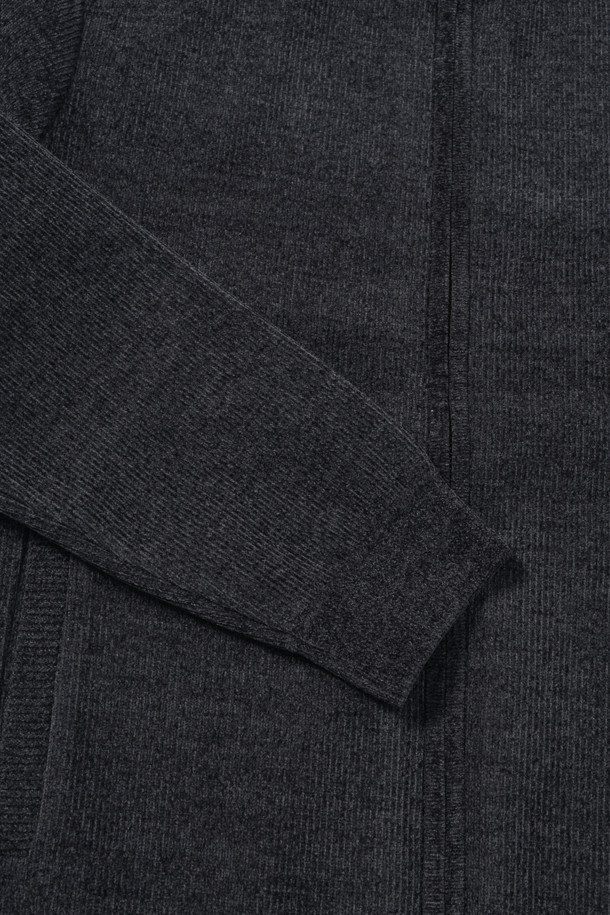 쌀쌀한 날씨에 따뜻하게 몸을 감싸줄 웨일 조직 융본딩 집업 가디건입니다. 부드러운 촉감의 니트 소재와 두꺼운 두께감으로 초겨울부터 겨울까지 포근하게 착용 가능합니다. 레귤러핏으로 제작되어 편안한 착용감을 선사하며, 지퍼 여밈과 사이드 포켓, 스웨이드 와펜 장식이 포인트입니다. 출근룩, 모임룩 등 다양한 TPO에 클래식, 미니멀, 캐주얼 스타일로 활용하기 좋으며 비침 걱정 없이 따뜻하고 스타일리시하게 연출할 수 있습니다. 신축성이 좋아 활동성 또한 보장합니다.
