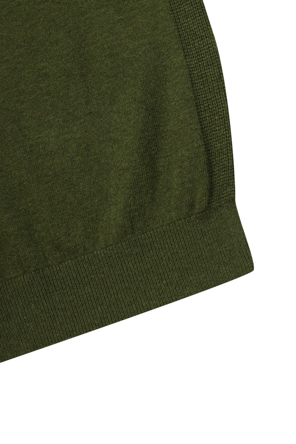 [셀렉션] 캐시미어 블렌디드 폴로넥 스웨터는 부드러운 울과 캐시미어 혼방 소재로 제작되어 초겨울부터 겨울까지 따뜻하게 착용할 수 있습니다. 클래식한 무드의 무지 디자인에 3버튼 폴로넥, 긴소매, 레귤러핏으로 제작되어 데이트룩, 오피스룩, 겨울 데일리룩 등 다양한 TPO에 활용하기 좋습니다. 플레인 조직과 옆구리 골 조직 짜임, 밑단 및 소매단의 립 처리로 고급스러움을 더했으며, 신축성이 좋아 편안한 착용감을 선사합니다. 그린 컬러의 부드러운 촉감이 특징인 이 스웨터는 미니멀, 캐주얼 스타일을 즐겨 입는 분들께 추천합니다.
