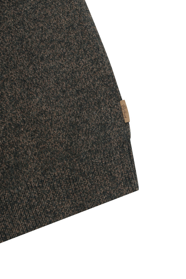 [셀렉션] 울 100% 트위드 라운드넥 스웨터는 차분하고 세련된 겨울 스타일을 완성해 줄 아이템입니다. 부드러운 촉감과 보온성을 자랑하는 울 100% 소재로 제작되었으며, 클래식한 무드의 다크 그레이 컬러가 특징입니다. 전체 플레인 조직과 고급스러운 트위드 패턴이 돋보이며, 레귤러 핏과 라운드넥 디자인으로 편안하게 착용할 수 있습니다. 밑단과 소매단 립 처리가 안정감을 더하고 신축성이 좋아 활동성 또한 우수합니다. 겨울 데일리룩, 모임룩, 오피스룩 등 다양한 TPO에 맞춰 클래식, 미니멀, 시크한 스타일을 연출해보세요.
