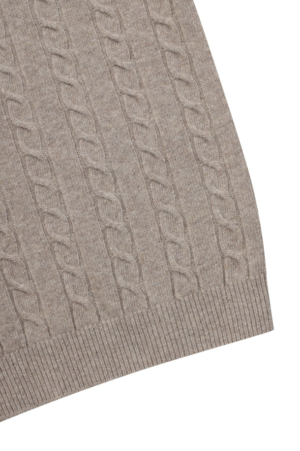 [셀렉션] 라쿤 혼방 블록 롱터틀넥 스웨터는 울, 라쿤, 캐시미어의 고급스러운 혼방 소재로 제작되어 부드러운 촉감과 뛰어난 보온성을 자랑합니다. 클래식한 무드의 롱 기장 터틀넥 디자인에 블록 케이블 패턴을 더하여 세련된 분위기를 연출하며, 겨울철 데일리룩, 데이트룩, 모임룩 등 다양한 TPO에 활용하기 좋습니다. 레귤러핏으로 제작되었으며, 세미 오버핏, 밑단 및 소매단 립 처리, 신축성 좋은 소재, 비침 없는 디자인으로 편안한 착용감을 선사합니다. 머스타드와 베이지 두 가지 컬러로 출시되어, 미니멀, 캐주얼 등 폭넓은 스타일을 소화할 수 있습니다.
