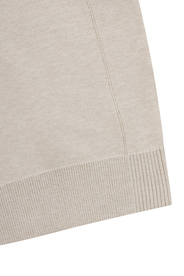 [이노버] 워셔블 셔츠 레이어드 스웨터는 베이지 컬러의 니트/스웨터로, 봄, 가을에 착용하기 좋습니다. 베이직한 스타일의 레귤러핏 긴소매 제품으로, 차이나칼라 디자인과 부드러운 촉감이 특징입니다. 울 소재로 제작되어 워셔블 기능과 안티필링 가공으로 편안하게 관리가 가능하며, 셔츠 레이어드 디자인으로 세련된 연출이 가능합니다. 자카드 조직과 옆구리 세로골 조직, 립 처리 밑단으로 디테일을 더했으며, 신축성이 뛰어나 활동성을 높였습니다. 출근룩, 데이트룩, 클래식, 미니멀, 캐주얼 등 다양한 스타일을 연출할 수 있습니다.
