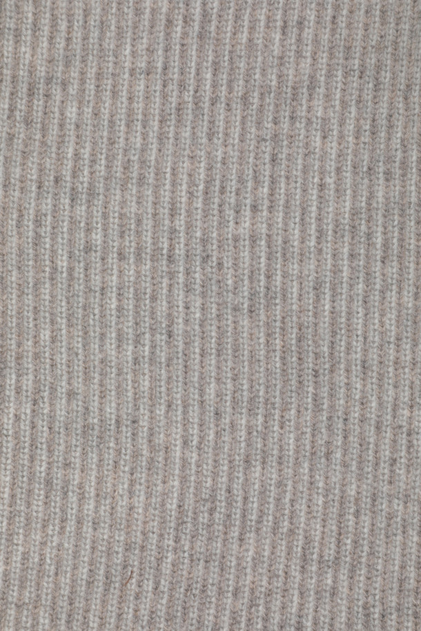 부드러운 울과 캐시미어 혼방 소재로 제작된 헤링본 패턴의 머플러입니다. 포근한 두께감으로 뛰어난 보온성을 제공하며, 겨울철 추위를 효과적으로 막아줍니다. 차분한 그레이 컬러는 어떤 스타일에도 잘 어울리며, 캐주얼, 클래식, 미니멀 룩에 모두 활용 가능합니다. 한쪽 끝단에는 버튼 디테일이 더해져 포인트를 주었으며, 심플한 테두리 마감으로 깔끔함을 더했습니다. 출근룩에 아우터 안에 코디하여 따뜻하면서도 세련된 스타일을 연출해보세요.
