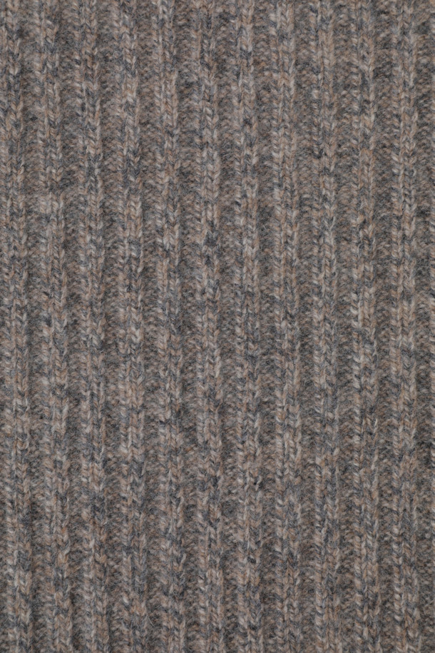 울 100% 멜란지 니트 머플러는 부드러운 촉감과 따뜻함을 선사하는 겨울철 필수 아이템입니다. 멜란지 그레이 컬러에 웨일 패턴으로 은은한 멋을 더했으며, 클래식하고 미니멀한 스타일을 연출하기 좋습니다. 고급스러운 트위드사 사용과 한쪽 사이드의 2버튼 디테일이 포인트이며, 배색 테두리 처리로 디자인 완성도를 높였습니다. 겨울 데일리룩에 포근함을 더하며 스타일리시함을 놓치지 않는 머플러를 만나보세요.
