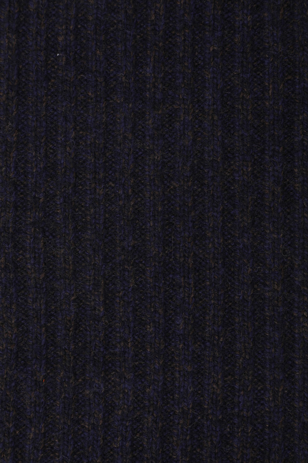 겨울철 데일리룩에 클래식한 포인트를 더해줄 울 100% 멜란지 니트 머플러입니다. 부드러운 촉감의 웨일 조직 니트 짜임과 고급스러운 울 트위드사를 사용하여 따뜻함과 스타일을 동시에 잡았습니다. 한쪽 사이드에 2개의 버튼 디테일이 돋보이며, 테두리 배색 처리로 포인트를 더했습니다. 미니멀한 디자인으로 어떤 겨울 코디에도 잘 어울려 실용적인 아이템입니다. 보온성을 높여 추운 날씨에도 든든하게 착용할 수 있습니다.
