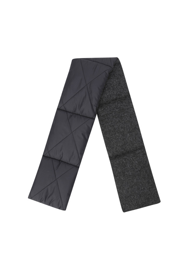 겨울철 보온성을 책임지는 퀼팅 (Quilting) 패딩 머플러입니다. 넉넉한 두께감과 웰론 충전재를 사용하여 추운 날씨에도 따뜻하게 착용할 수 있습니다. 블랙 컬러의 베이직한 디자인으로 어떤 스타일에도 쉽게 매치할 수 있으며, 퀼팅 디테일이 은은한 포인트를 더합니다. 가볍고 부드러운 폴리에스테르 소재로 제작되어 편안한 착용감을 선사하며, 겨울 데일리룩, 산책룩, 여행룩 등 다양한 TPO에 활용하기 좋습니다. 미니멀, 캐주얼, 클래식 스타일을 즐겨 입는 분들께 추천합니다.
