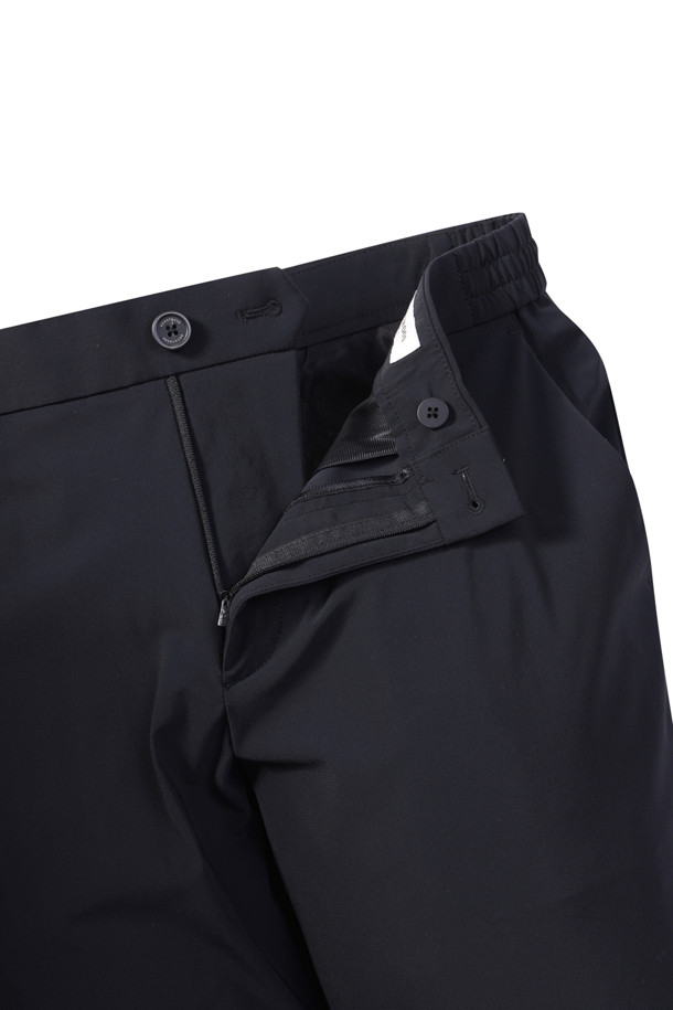 [아주편한] 온라인 익스클루시브 워셔블 아편 SUIT(수트) 슬랙스는 남성용 슬랙스로, 여름철 오피스룩과 비즈니스 캐주얼에 적합합니다. 미니멀하고 베이직한 스타일로, 릴랙스 핏과 긴 기장으로 편안한 착용감을 제공합니다. 블랙 컬러의 무지 디자인에 트리코트 소재를 사용하여 구김이 적고, 생활 방수 및 스트레치 기능으로 활동성을 높였습니다. 사이드 히든 밴딩으로 편안함을 더하고, 메쉬 안감, 속단추 디테일, 휴대성 및 통기성을 갖춘 실용적인 슬랙스입니다.
