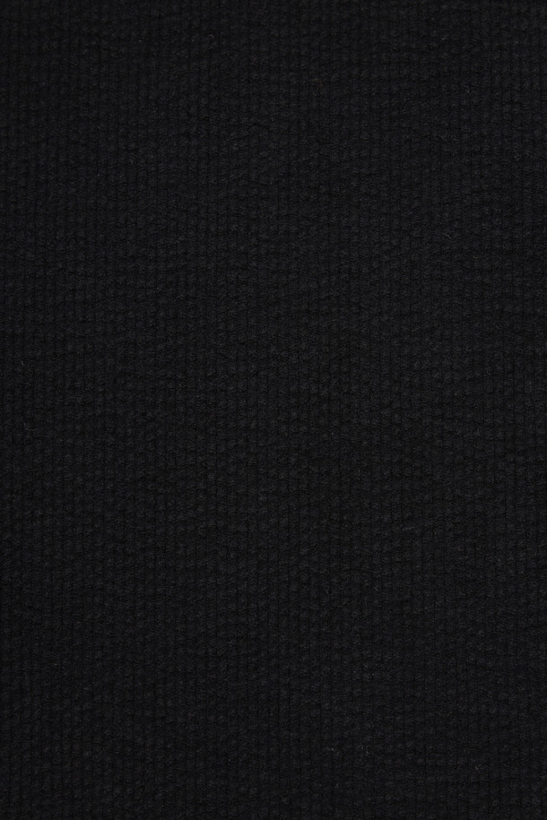 [페트리코] 웨일 조직 스웻셔츠는 초겨울부터 겨울까지 따뜻하게 입을 수 있는 베이직 스타일의 스웻셔츠입니다. 부드러운 촉감의 웨일 조직 소재에 레귤러핏으로 제작되어 편안한 착용감을 선사합니다. 블랙 컬러의 무지 디자인으로 어떤 스타일에도 잘 어울리며, 넥 안쪽 스트라이프 테이프 디테일과 밑단 및 소매단의 더블 공정 마감으로 완성도를 높였습니다. 좌측 하단 로고 포인트 라벨이 은은한 포인트를 더하며, 신축성이 좋아 활동성이 뛰어나고 비침 걱정 없이 착용 가능합니다. 겨울 데일리룩, 집콕룩, 산책룩 등 다양한 TPO에 미니멀, 캐주얼, 클래식 스타일로 활용하기 좋습니다.
