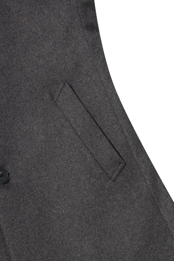 울/캐시미어 블렌디드 싱글 코트는 겨울철 일상, 오피스룩, 모임룩에 모두 잘 어울리는 클래식하고 캐주얼한 스타일의 아우터입니다. 부드러운 촉감의 울과 캐시미어 혼방 소재로 제작되어 두꺼우면서도 가볍고 따뜻한 착용감을 선사합니다. 체스터 코트 디자인에 싱글 버튼 여밈, 레귤러 핏으로 제작되어 깔끔하고 세련된 실루엣을 연출합니다. 퀼팅 안감과 사선 포켓 디테일이 더해져 보온성을 높였으며, 미니멀한 디자인으로 다양한 스타일링에 활용하기 좋습니다. 긴 소매 기장으로 겨울철에도 따뜻하게 몸을 감싸줍니다.
