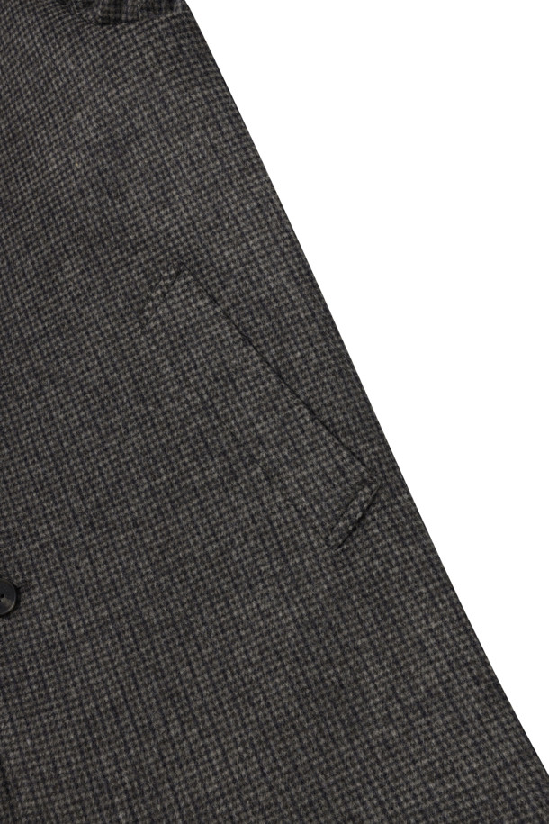 울과 캐시미어 블렌디드 소재로 제작되어 부드러운 촉감과 보온성을 자랑하는 하프 코트입니다. 겨울철 일상, 출근룩, 모임룩에 모두 잘 어울리는 아이템으로, 클래식, 캐주얼, 미니멀 스타일을 연출할 수 있습니다. 베이지, 블랙, 그레이 3가지 컬러로 출시되었으며, 하운드투스, 솔리드, 마이크로 패턴으로 다양한 분위기를 연출할 수 있습니다. 레귤러 핏에 긴 소매 기장으로, 사선 포켓 디자인과 등판 상단 퀼팅 안감, 안감+솜퀼팅 디테일이 돋보입니다. 두꺼운 두께감으로 한겨울 추위에도 따뜻하게 착용할 수 있습니다.
