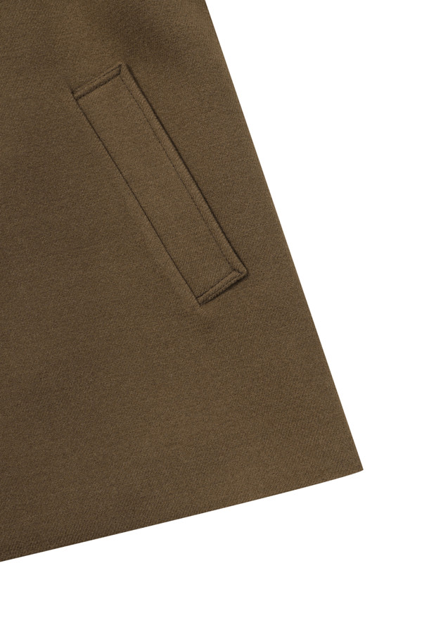 세련된 트윌 조직 하프 코트입니다. 남성용으로, 베이지와 브라운 두 가지 컬러로 만나보실 수 있습니다. 겨울철 보온성을 책임지는 두꺼운 울 소재에 퀼팅 안감으로 마감하여 따뜻함을 더했습니다. 세미 오버 핏으로 제작되어 편안하면서도 모던한 스타일을 연출하며, 코듀로이 배색, 지그재그 장식 스티치, 사선 포켓 등 섬세한 디테일이 돋보입니다. 겨울 데일리룩, 데이트룩, 모임룩 등 다양한 TPO에 활용하기 좋으며, 캐주얼, 클래식, 미니멀 스타일을 즐겨 입는 분들께 추천합니다.
