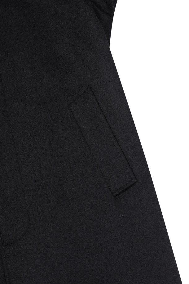 남성용 울/캐시미어 블렌디드 롱 싱글 코트입니다. 미니멀하고 클래식한 무드를 연출하며, 겨울철 일상, 오피스룩, 비즈니스 캐주얼에 적합합니다. 부드러운 촉감의 두꺼운 울과 캐시미어 혼방 소재로 제작되었으며, 히든 버튼 여밈 방식과 레귤러핏 또는 세미오버핏으로 편안한 착용감을 제공합니다. 롱 기장의 블랙 컬러 무지 코트로, 퀼팅 안감, 사선 포켓, 칼라 뒷면 코듀로이 배색, 지그재그 장식 스티치, 안주머니, 등판 테이프 장식 등 디테일이 돋보입니다. 긴 소매 기장으로 보온성을 높였습니다.
