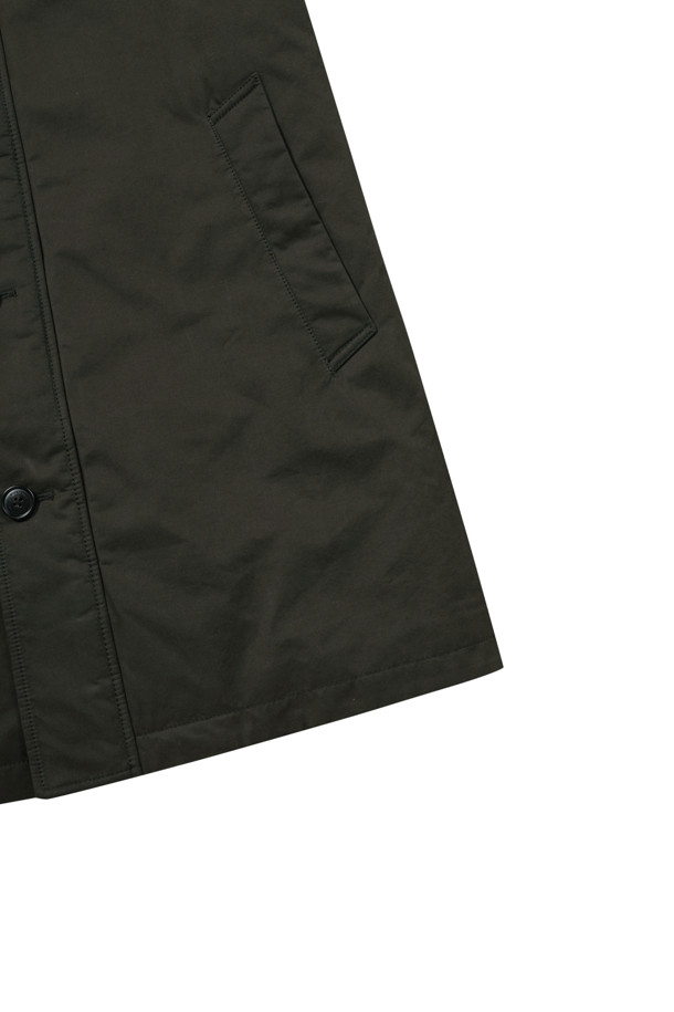 세련된 스타일을 연출하는 남성용 코듀로이 배색 워싱 코트입니다. 차콜 그레이 컬러의 무지 디자인으로 캐주얼과 클래식, 미니멀한 스타일을 모두 소화할 수 있습니다. 가을과 초겨울에 적합하며, 허벅지 기장의 레귤러핏으로 편안한 착용감을 제공합니다. 코듀로이 배색 칼라와 체크 패턴 안감, 바이린 SV 충전재, 바이오워싱, 왁스 코팅 마감으로 고급스러운 디테일을 더했습니다. 지퍼와 버튼으로 여밀 수 있으며, 부드러운 촉감의 코튼 혼방 소재로 제작되어 겨울 데일리룩, 출근룩, 모임룩에 활용하기 좋습니다.
