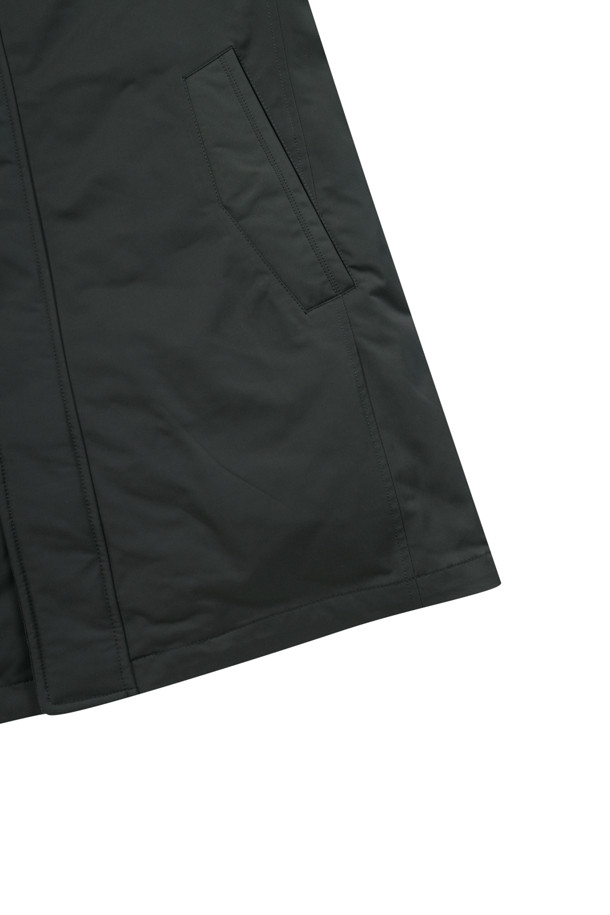 [이노버] 베이직 3-way 다운 코트는 남성 고객을 위한 겨울철 필수 아이템입니다. 비즈니스 캐주얼 및 출근룩에 적합하며, 베이직하고 캐주얼한 스타일을 연출합니다. 허벅지 기장의 레귤러핏 블랙 컬러 다운 코트로, 부드러운 촉감의 폴리에스터 및 나일론 혼방 소재로 제작되었습니다. 보온성을 위한 두꺼운 두께감과 긴 소매, 지퍼 여밈 방식이 특징이며, 3-way 타입으로 내피 분리가 가능합니다. 머스코비덕 다운 충전재(솜털:깃털=80:20)와 코듀로이 배색, 내피 안감 뉴욕 지도 프린팅으로 디자인의 완성도를 높였습니다.
