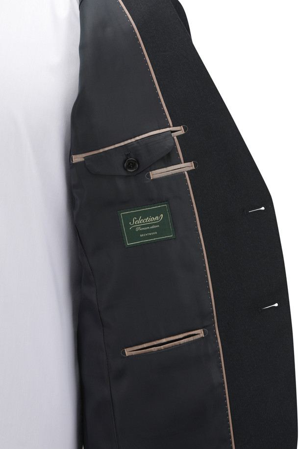 [셀렉션] 울/캐시미어 클래식 슈트 재킷은 남성 고객을 위한 포멀 및 예복 스타일의 아우터입니다. 초겨울에 적합하며, 클래식하고 미니멀한 스타일을 연출합니다. 다크 그린 컬러의 무지 패턴으로, 오피스룩, 모임룩, 하객룩 등 다양한 TPO에 활용할 수 있습니다. 울과 캐시미어 혼방 소재로 부드러운 촉감을 선사하며, 레귤러 핏, 싱글 버튼 여밈 방식으로 제작되었습니다. AMF 스티치 디테일, 골드 깃털 부토니에 라펠 장식, 등판 밑단 양사이드 벤트, PB 안감, 땀받이 디테일 등의 섬세한 디테일이 돋보입니다.
