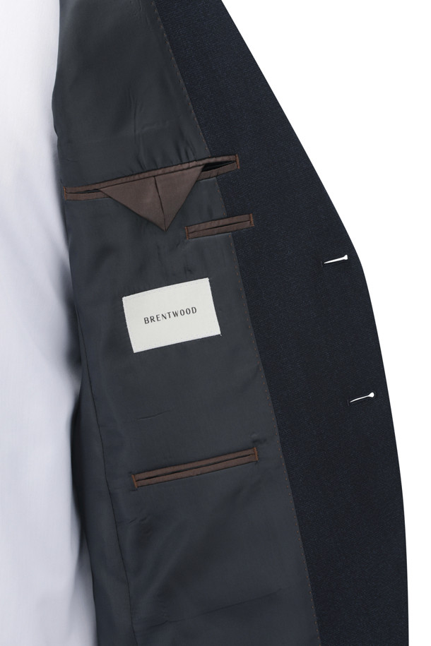 남성용 울 블렌디드 클래식 슈트 재킷입니다. 일상과 포멀한 자리 모두에 어울리는 레귤러 핏의 싱글 버튼 슈트 자켓으로, 초겨울에 적합합니다. 혼방 컬러에 무지 패턴으로 클래식하고 미니멀한 스타일을 연출합니다. 울 소재 특유의 고급스러운 질감과 내추럴 스트레치, 등판 밑단의 양 사이드 벤트, 전체 안감 디테일이 편안함과 활동성을 더합니다. 오피스룩, 비즈니스 캐주얼, 출근룩 등 다양한 TPO에 활용하기 좋습니다.
