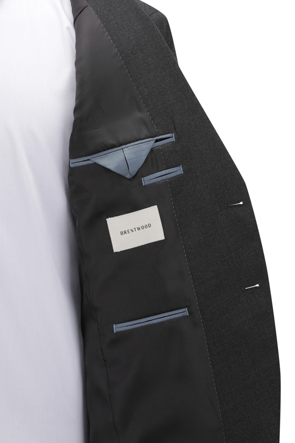 세련된 남성분들을 위한 울블렌디드 클래식 슈트 재킷입니다. 차분하고 고급스러운 그레이 컬러에 레귤러 핏으로 제작되어 편안하면서도 세련된 실루엣을 연출합니다. 울 소재 특유의 부드러운 촉감과 보통 두께감으로 초겨울까지 착용하기 좋으며, 싱글 버튼 여밈 방식으로 깔끔한 디자인을 더했습니다. 양 사이드 벤트 및 전체 안감 처리가 되어 있어 활동성을 높였으며, 오피스룩, 비즈니스 캐주얼, 모임룩 등 다양한 TPO에 활용 가능합니다. 클래식하고 미니멀한 스타일을 선호하는 남성분들께 추천합니다.
