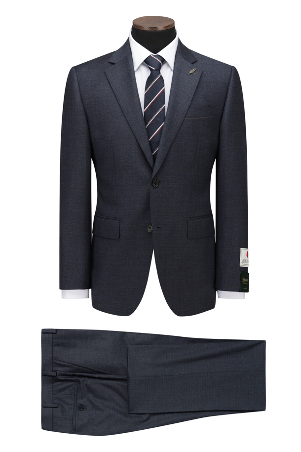 [셀렉션] 울/실크 마이크로 클래식 슈트 팬츠는 남성 고객을 위한 정장 및 예복용 슈트 팬츠입니다. 부드러운 촉감과 가을 시즌에 적합한 얇은 두께감의 울/실크 혼방 소재로 제작되었습니다. 그레이시 블루 컬러의 레귤러핏 긴바지이며, 클래식한 스타일을 연출합니다. 전체 안감 처리와 조절 마이깡 밴딩, 허리단 스토퍼 추가 및 셔츠 빠짐 방지 기능으로 편안함과 실용성을 더했습니다. 오피스룩, 회의룩, 상견례룩 등 다양한 TPO에 활용하기 좋은 미니멀한 디자인의 슈트 팬츠입니다.
