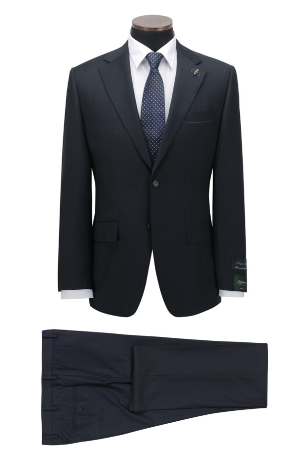 [셀렉션] 170수 울100 클래식 슈트 팬츠는 남성 정장 및 예복에 적합한 바지입니다. 가을에 착용하기 좋으며, 170수 울 100% 원단으로 제작되어 얇고 고급스러운 착용감을 선사합니다. 네이비 컬러에 마이크로 패턴이 더해져 클래식하고 세련된 스타일을 연출하며, 블루/네이비 투톤 컬러감과 은은한 광택이 특징입니다. 레귤러핏으로 제작되었으며, 전체 안감과 조절 마이깡을 갖춰 편안한 착용감을 제공합니다. 오피스룩, 회의룩, 상견례룩 등 격식 있는 자리에 잘 어울리는 미니멀하고 클래식한 디자인의 팬츠입니다.
