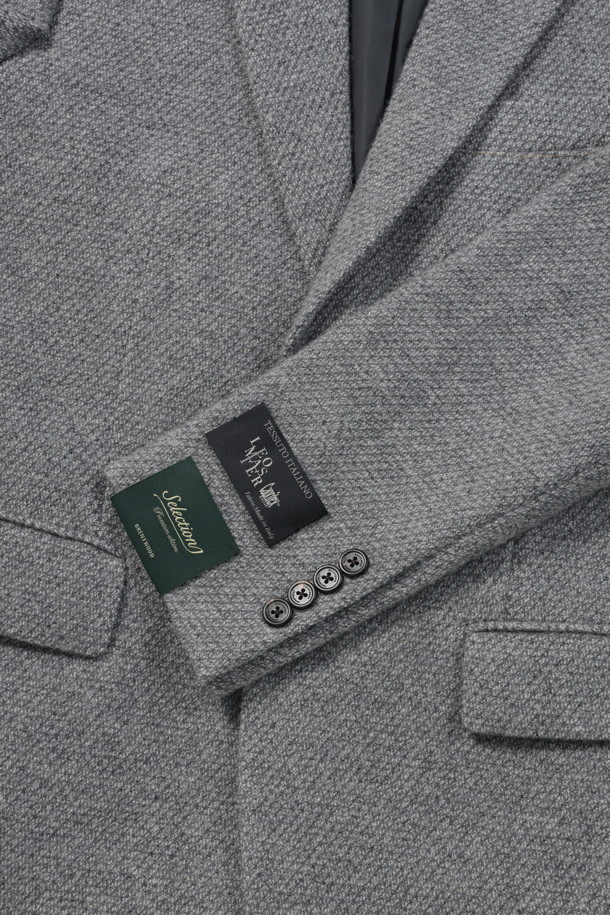 [셀렉션] 울블렌디드 투톤 조직 재킷은 초겨울, 오피스룩, 비즈니스 캐주얼, 모임룩에 어울리는 클래식하고 미니멀한 스타일의 자켓입니다. 레귤러핏으로 제작되었으며, 울 소재에 그레이 컬러의 투톤 조직으로 세련된 느낌을 더했습니다. 테일러드 코트 타입에 투버튼 여밈 방식이며, 전체 안감, 사이드벤트, 플랩포켓, 부토니에 장식, 소뿔 단추, 골드 스티치 디테일이 돋보입니다. 긴 소매 기장의 레귤러 기장으로, 시크한 스타일을 연출하기 좋습니다.
