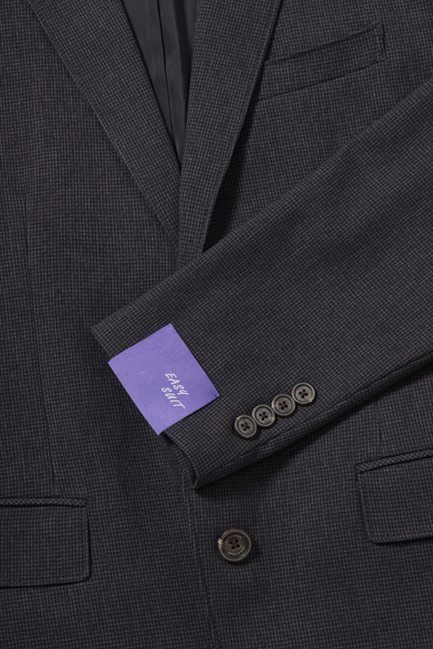 [이지슈트] 마이크로 패턴 재킷 (SET-UP)은 미니멀하고 캐주얼한 스타일을 추구하는 남성분들을 위한 테일러드 자켓입니다. 블랙 색상에 마이크로 패턴으로 은은한 포인트를 주어 데일리룩과 비즈니스 캐주얼, 모임룩 등 다양한 TPO에 활용하기 좋습니다. 슬림핏 디자인에 투버튼 여밈으로 깔끔함을 더했으며, 가을 계절에 적합한 두께감으로 제작되었습니다. 사이드벤트, 부토니에 장식, 전체 안감, 신축성 있는 소재를 사용하여 활동성과 편안함까지 고려했습니다. 긴 소매 기장의 레귤러 기장 자켓으로, 미니멀, 클래식, 캐주얼한 스타일을 연출할 수 있습니다.
