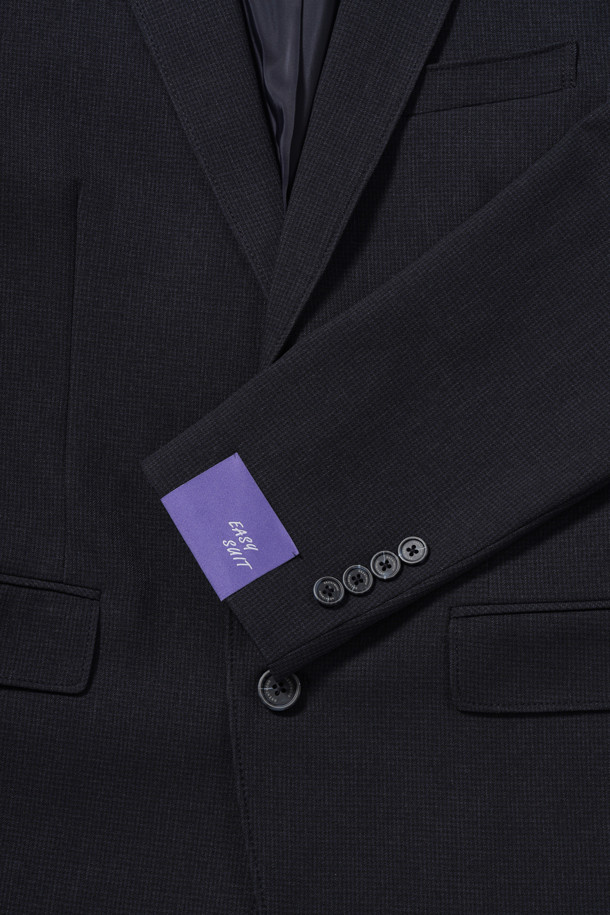 [이지슈트] 마이크로 패턴 재킷 (SET-UP)은 남성용 자켓으로, 가을에 입기 좋은 슬림핏 디자인입니다. 네이비 컬러의 마이크로 패턴이 돋보이며, 테일러드 코트 타입에 투버튼 여밈 방식으로 제작되었습니다. 출근룩, 비즈니스 캐주얼, 모임룩 등 다양한 TPO에 활용 가능하며, 미니멀, 클래식, 캐주얼 스타일을 연출하기 좋습니다. 사이드벤트, 부토니에 장식, 전체 안감, 신축성 있는 소재로 편안함과 활동성을 더했습니다.
