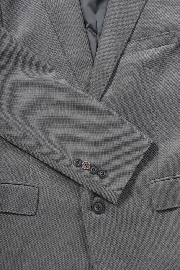 미니멀 조직 솔리드 자켓은 가을 시즌에 어울리는 남성용 테일러드 코트 타입의 재킷입니다. 부드러운 코듀로이 소재에 전체 안감으로 제작되어 편안한 착용감을 선사합니다. 그레이, 네이비 컬러로 출시되었으며, 레귤러핏과 투버튼 여밈으로 미니멀하고 캐주얼한 스타일을 연출합니다. 사이드벤트, 부토니에 장식, 소매 컬러 단추 배색 디테일이 돋보이며, 비즈니스 캐주얼, 출근룩, 모임룩 등 다양하게 활용 가능합니다. 미니멀, 클래식, 캐주얼 스타일을 선호하는 분들께 추천합니다.
