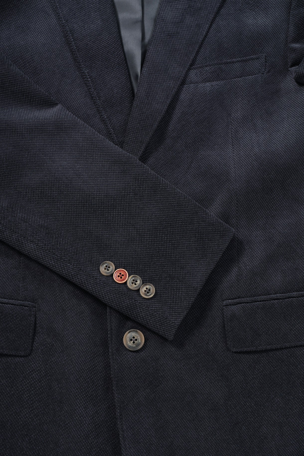 미니멀 조직 솔리드 자켓은 가을 시즌에 어울리는 남성용 자켓입니다. 그레이와 네이비 두 가지 색상으로 출시되었으며, 부드러운 코듀로이 소재로 제작되어 편안한 착용감을 선사합니다. 테일러드 코트 타입에 레귤러 핏으로 제작되었으며, 투 버튼 여밈 방식과 사이드벤트, 부토니에 장식, 소매 컬러 단추 배색 디테일이 돋보입니다. 전체 안감 처리가 되어 있어 고급스러운 마감과 내구성을 갖추었으며, 출근룩, 비즈니스 캐주얼, 모임룩 등 다양한 TPO에 활용하기 좋습니다.
