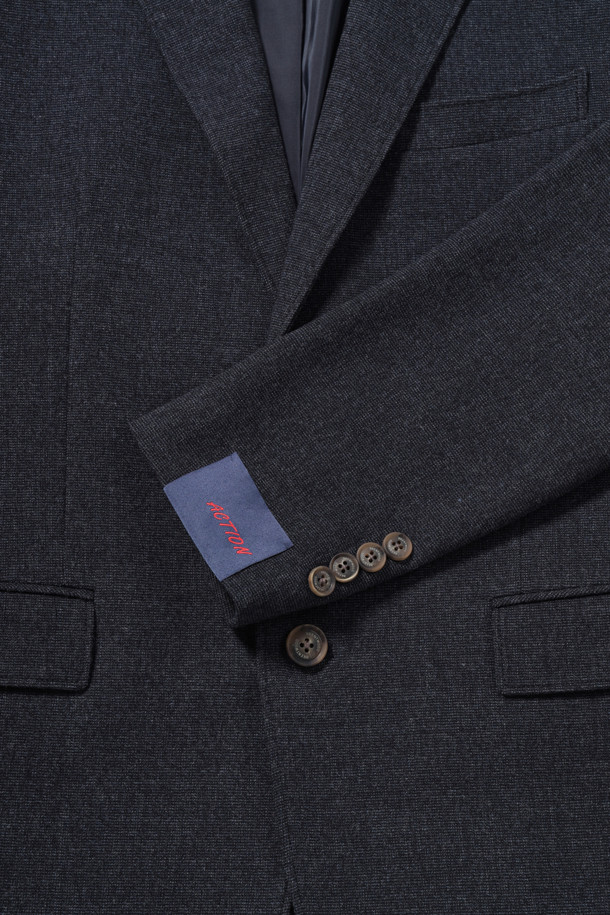 라이트 마이크로 기모 자켓 (SET-UP)은 초겨울, 출근룩과 오피스룩, 그리고 겨울 데일리룩에 모두 활용 가능한 테일러드 자켓입니다. 클래식과 캐주얼 무드를 동시에 연출할 수 있으며, 미니멀한 스타일을 선호하는 분들께 추천드립니다. 폴리에스테르와 레이온 혼방 소재로 제작되어 적당한 두께감과 신축성을 갖춰 편안한 착용감을 선사합니다. 마이크로 패턴이 은은하게 돋보이며, 투 버튼 여밈 방식과 사이드 벤트, 부토니에 장식, 전체 안감 디테일이 고급스러움을 더합니다. 보온 기능까지 갖춰 쌀쌀한 날씨에도 따뜻하게 입을 수 있습니다.
