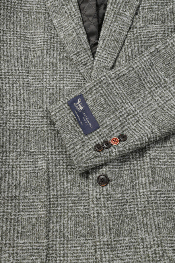 이탈리아 로마사 울 혼방 저지 소재의 울저지 글렌체크 재킷입니다. 카키와 아이보리 두 가지 색상으로 출시되었으며, 겨울철 일상, 오피스룩, 비즈니스 캐주얼에 모두 잘 어울립니다. 클래식, 캐주얼, 미니멀 스타일을 아우르는 디자인으로, 레귤러핏 투 버튼 테일러드 자켓입니다. 바이린 충전재 퀼팅, 부토니에 장식, 소매 컬러 단추 배색, 전체 안감 처리로 고급스러움을 더했습니다. 부드러운 촉감과 레귤러 기장의 긴 소매 디자인으로 편안하게 착용할 수 있습니다.