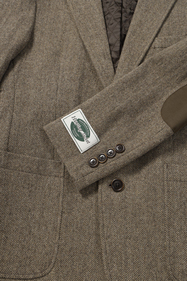 겨울철 따뜻함과 스타일을 책임질 [헌팅자켓] 울블렌디드 헤링본 헌팅 재킷입니다. 베이지와 카키 두 가지 색상으로 출시되어, 클래식하면서도 캐주얼한 매력을 선사합니다. 울 소재의 헤링본 패턴으로 고급스러운 질감을 자랑하며, 투버튼 여밈과 레귤러 핏으로 편안한 착용감을 제공합니다. 엘보 패치, 칼라 안쪽 비죠, 아웃포켓 등의 디테일이 돋보이며, 바이린 HAS 충전재와 퀼팅 처리, 전체 안감으로 보온성을 높였습니다. 겨울 데일리룩, 모임룩, 비즈니스 캐주얼 등 다양한 TPO에 활용할 수 있는 실용적인 아이템입니다.
