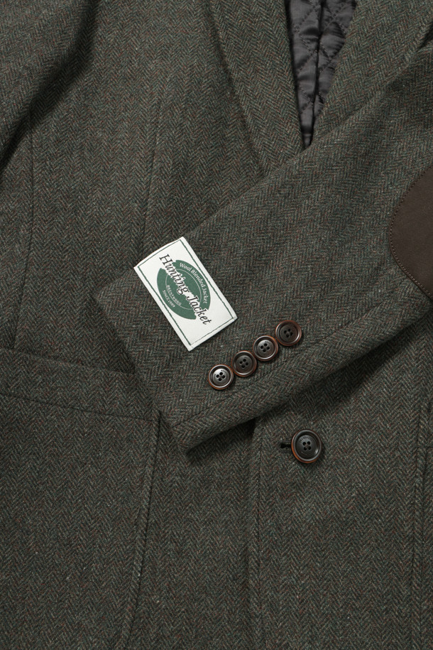 울 블렌디드 헤링본 헌팅 재킷은 클래식과 캐주얼 무드를 넘나드는 겨울철 필수 아우터입니다. 베이지, 카키 두 가지 컬러로 출시되었으며, 레귤러 기장에 투버튼 여밈 방식으로 깔끔한 핏을 선사합니다. 울 소재와 보통 두께감으로 따뜻함을 유지하며, 엘보 패치, 칼라 안쪽 비죠 배색, 아웃포켓, 테일러드 칼라, 바이린 HAS 충전재, 퀼팅 안감, 너트 단추 등 디테일이 돋보입니다. 겨울 데일리룩, 모임룩, 출근룩 등 다양한 TPO에 활용할 수 있는 스타일리시한 재킷입니다.
