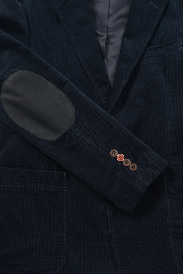 투톤 배색이 돋보이는 [헌팅 자켓] 투톤 하운드투스 헌팅 자켓입니다. 초겨울까지 착용 가능한 두께감의 코듀로이 소재로 제작되어 부드러운 촉감을 선사합니다. 클래식과 캐주얼 스타일을 아우르는 하운드투스 패턴 디자인으로, 데이트룩, 모임룩 등 다양한 TPO에 활용할 수 있습니다. 엘보 패치, 칼라 안쪽 비죠 디테일과 아웃포켓, 가먼트 워싱, 퀼팅, 전체 안감, 바이린 HAS 충전재를 더해 보온성과 스타일을 동시에 잡았습니다. 레귤러 핏의 투버튼 테일러드 코트로, 미니멀한 스타일 연출에도 용이합니다.
