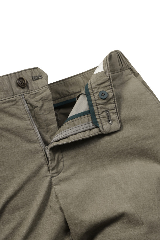 [코지] 솔리드 코튼 워싱 팬츠 (SET-UP)는 가을 시즌, 캐주얼, 클래식, 미니멀 스타일을 즐기는 분들을 위한 스탠다드핏 코튼 팬츠입니다. 카키, 베이지 두 가지 색상으로 출시되었으며, 일상과 가을 나들이룩, 출근룩 등 다양한 TPO에 활용 가능합니다. 부드러운 촉감의 면 소재에 몰스킨, 트윌 조직을 사용하여 고급스러운 착용감을 선사하며, 자켓과 셋업으로도 연출할 수 있습니다. 가먼트 워싱 공법으로 자연스러운 색감과 편안한 핏을 제공하며, 사이드 히든 밴딩 디테일로 편안함을 더했습니다.
