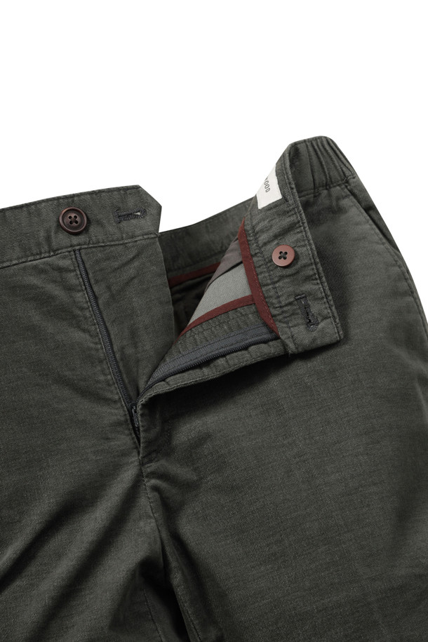 [코지] 솔리드 코튼 워싱 팬츠 (SET-UP)는 부드러운 촉감의 면 소재로 제작되어 편안한 착용감을 제공합니다. 캐주얼한 스타일을 연출하며, 가을 나들이룩이나 겨울 데일리룩에 적합합니다. 가먼트 워싱 공정을 거쳐 자연스러운 질감을 살렸으며, 트윌 조직으로 내구성을 높였습니다. 스탠다드핏의 긴 기장 바지로, 사이드 히든 밴딩 처리로 편안함을 더했습니다. 셋업으로도 활용 가능하여 다양한 스타일을 연출할 수 있는 남성용 캐주얼 팬츠입니다.
