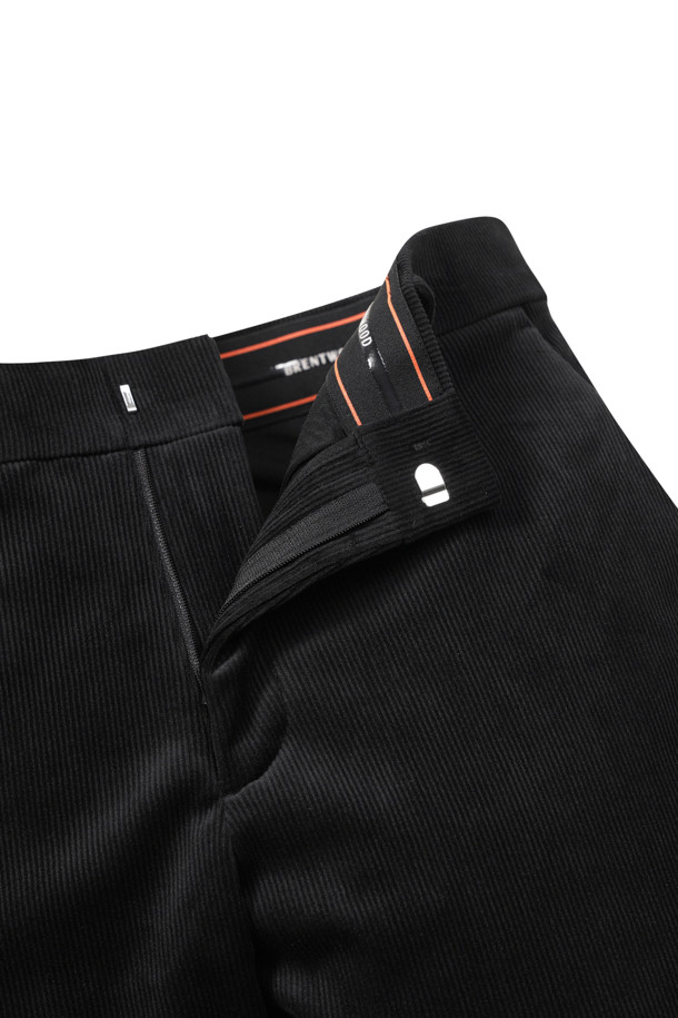 [라이프 퍼포먼스] 솔리드 코듀로이 본딩 팬츠는 겨울철 따뜻하고 편안한 데일리룩을 완성해 줄 바지입니다. 캐주얼, 미니멀, 스포티한 스타일을 모두 소화하며, 스탠다드핏으로 허벅지부터 밑단까지 자연스럽게 좁아지는 실루엣을 연출합니다. 부드러운 코듀로이 소재에 보온성을 높여주는 본딩 안감을 더해, 추운 날씨에도 따뜻하게 착용 가능합니다. 허리 전체 밴딩 처리로 활동성을 높였으며, 다양한 상의와 크로스 코디가 용이합니다. 동네 마실룩이나 산책룩에도 잘 어울리는 실용적인 아이템입니다.
