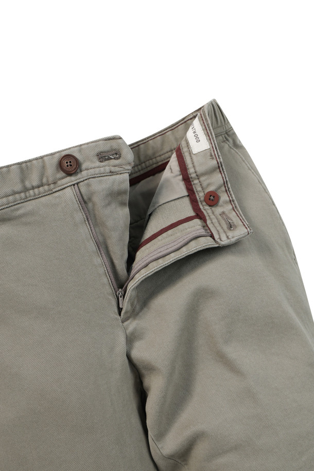 [에센셜스] 컴포치노 기모 팬츠는 추운 겨울에도 따뜻하고 편안하게 착용할 수 있는 기모 팬츠입니다. 부드러운 면, 스판 혼방 소재로 제작되어 뛰어난 착용감을 선사하며, 스탠다드핏으로 어떤 스타일에도 잘 어울립니다. 안감 기모 처리로 보온성을 높였으며, 무지 디자인에 6가지 다양한 컬러 구성으로 폭넓은 선택이 가능합니다. 사이드 히든 밴딩으로 편안함을 더했으며, 뒷주머니 포인트 라벨이 돋보입니다. 일상 및 가벼운 외출 시, 미니멀, 캐주얼, 클래식 등 다양한 스타일로 연출하기 좋습니다.
