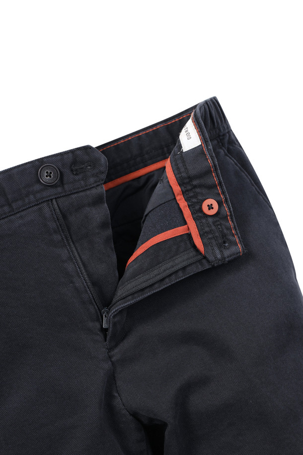 [에센셜스] 컴포치노 기모 팬츠는 부드러운 촉감과 뛰어난 신축성을 자랑하는 겨울용 기모 팬츠입니다. 면, 스판덱스, 기모 소재 혼방으로 제작되어 편안한 착용감과 활동성을 제공하며, 스탠다드핏으로 어떤 스타일에도 잘 어울립니다. 허리 부분에는 사이드 히든 밴딩 처리가 되어 있어 더욱 편안하게 착용할 수 있습니다. 베이직한 디자인에 무지 패턴, 6가지 다채로운 컬러 구성으로 겨울 데일리룩, 동네 마실룩, 여행룩 등 다양한 TPO에 활용 가능합니다. 뒷주머니 하단에는 포인트 라벨이 디자인되어 있습니다.
