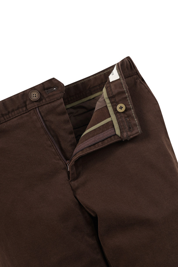 따뜻함과 스타일을 동시에 잡은 [에센셜스] 컴포치노 기모 팬츠입니다. 부드러운 촉감의 면, 스판덱스 혼방 소재에 기모 안감을 더해 한겨울에도 포근하게 착용할 수 있습니다. 허벅지부터 밑단까지 자연스럽게 좁아지는 스탠다드핏으로, 베이직한 무드의 미니멀, 클래식, 캐주얼 스타일을 연출하기 좋습니다. 사이드 히든 밴딩으로 편안함을 더하고, 뒷주머니 하단 포인트 라벨로 은은한 포인트를 주었습니다. 브라운 컬러의 무지 디자인으로 겨울 데일리룩, 집콕룩, 산책룩에 다양하게 활용해 보세요.
