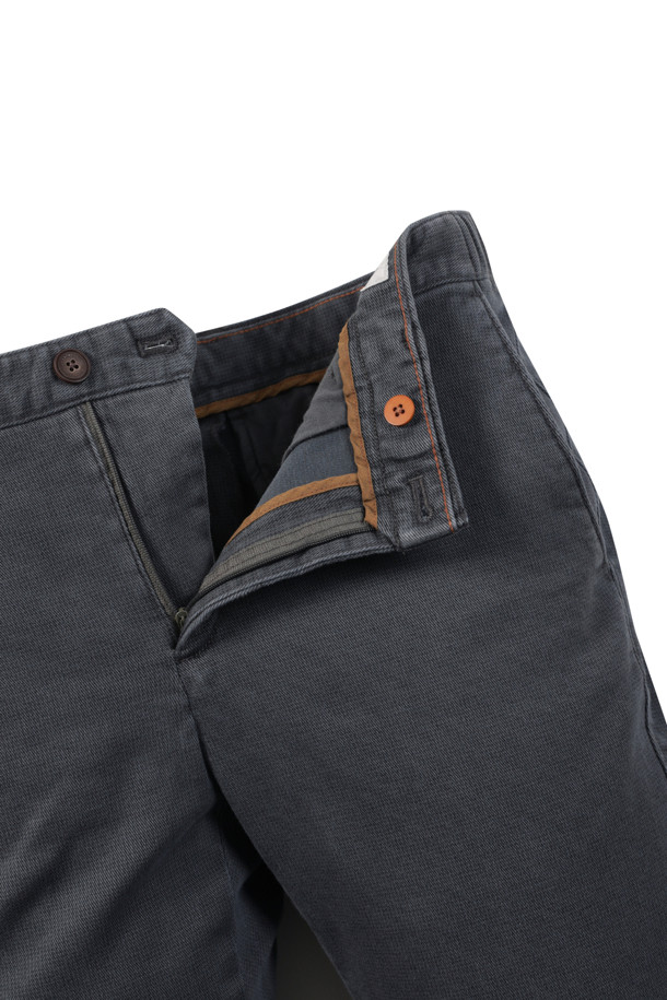 마이크로 프린트 기모 팬츠는 부드러운 촉감과 따뜻함을 선사하는 겨울용 치노 팬츠입니다. 일상과 출근룩, 모임룩 등 다양한 TPO에 활용 가능하며, 베이직, 캐주얼, 미니멀 스타일을 모두 소화합니다. 면과 스판덱스 혼방 소재로 제작되어 편안한 착용감을 제공하며, 신축성이 있어 활동성 또한 보장합니다. 스탠다드핏과 테이퍼드 핏으로 출시되어 체형에 맞는 핏을 선택할 수 있으며, 기모 안감으로 보온성을 높였습니다. 밴딩 처리로 편안함까지 더했습니다.
