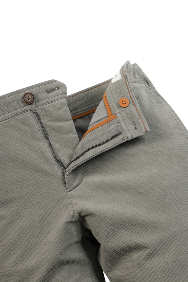 변형 몰스킨 솔리드 기모 팬츠는 부드러운 촉감과 따뜻함을 동시에 느낄 수 있는 겨울철 필수 아이템입니다. 면과 스판덱스 혼방 소재로 제작되어 편안한 착용감을 제공하며, 스탠다드핏으로 어떤 스타일에도 잘 어울립니다. 안감 기모 처리로 보온성을 높였으며, 사이드 히든 밴딩으로 편안함과 활동성을 더했습니다. 무지 디자인에 뒷주머니 가죽 라벨 장식으로 포인트를 주어 캐주얼, 클래식, 미니멀 등 다양한 스타일 연출에 활용 가능합니다. 출근룩과 모임룩으로 모두 적합한 실용적인 팬츠입니다.
