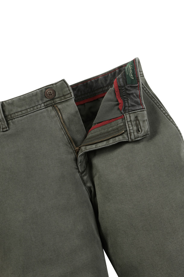 [셀렉션] 솔리드 피그먼트 워싱 팬츠는 고급 수입 코튼 스판 소재를 사용하여 부드러운 촉감과 뛰어난 신축성을 제공하는 슬림핏 캐주얼 팬츠입니다. 피그먼트 워싱 기법으로 자연스러운 색감과 빈티지한 무드를 연출하며, 데님 슬렌더 핏으로 세련된 실루엣을 강조합니다. 사이드 히든 밴딩으로 편안한 착용감을 선사하며, 겨울철 데일리룩, 오피스룩, 비즈니스 캐주얼 등 다양한 TPO에 활용하기 좋습니다. 클래식, 캐주얼, 미니멀 스타일을 즐겨 입는 고객에게 적합한 아이템입니다. 카키 컬러의 무지 디자인으로 어떤 상의와도 쉽게 매치할 수 있습니다.
