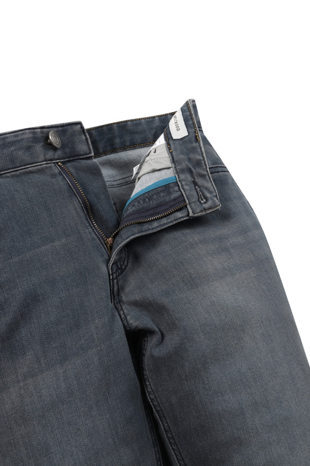 슬렌더핏 그레이 데님은 가을과 겨울철에 활용하기 좋은 베이직 스타일의 데님 팬츠입니다. 허벅지부터 밑단까지 슬림하게 떨어지는 슬렌더핏으로, 다리가 길어 보이는 효과를 줍니다. 코튼과 스판 혼방 소재로 제작되어 편안한 착용감과 활동성을 제공하며, 신축성이 있어 더욱 편안하게 활동할 수 있습니다. 브러쉬 워싱 디테일이 더해져 고급스러운 외관을 자랑하며, 가을 나들이룩이나 겨울 데일리룩 등 다양한 TPO에 매치하기 좋습니다. 클래식, 미니멀, 캐주얼 등 어떤 스타일에도 잘 어울려 활용도가 높습니다.
