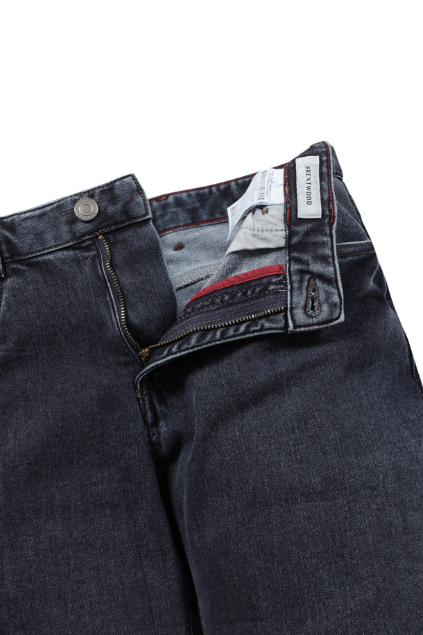 따뜻하고 편안한 겨울을 위한 스탠다드핏 기모 블루 데님입니다. 부드러운 촉감의 데님 소재에 기모 안감을 더해 보온성을 높였으며, 찬 바람에도 끄떡없는 따뜻함을 선사합니다. 허벅지부터 밑단까지 자연스럽게 좁아지는 실루엣으로 다리가 길어 보이는 효과를 주며, 베이직한 디자인으로 어떤 상의와도 잘 어울립니다. 가먼트워싱 처리로 자연스러운 색감과 부드러운 착용감을 제공하며 신축성 있는 소재로 활동성을 높였습니다. 겨울 데일리룩 또는 동네 마실룩에 클래식, 미니멀, 캐주얼 스타일로 활용하기 좋습니다.
