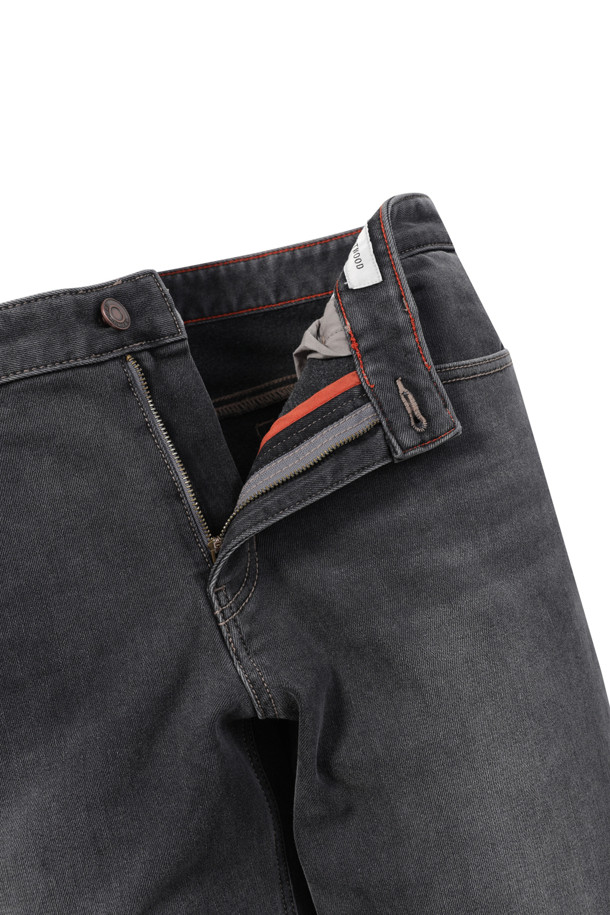 부드러운 촉감과 따뜻함을 자랑하는 스탠다드핏 기모 그레이 데님입니다. 겨울철 데일리룩과 출근룩에 모두 잘 어울리는 베이직한 스타일의 긴 바지입니다. 가먼트워싱 처리를 통해 자연스러운 멋을 더했으며, 넉넉한 스탠다드핏으로 편안한 착용감을 선사합니다. 데님, 면, 스판, 기모 소재 혼방으로 제작되어 신축성이 뛰어나 활동성이 좋고, 안감 기모로 보온성을 높였습니다. 은은한 브러쉬 효과와 무지 디자인, 그리고 그레이 컬러가 어우러져 클래식, 미니멀, 캐주얼 등 다양한 스타일을 연출할 수 있습니다.
