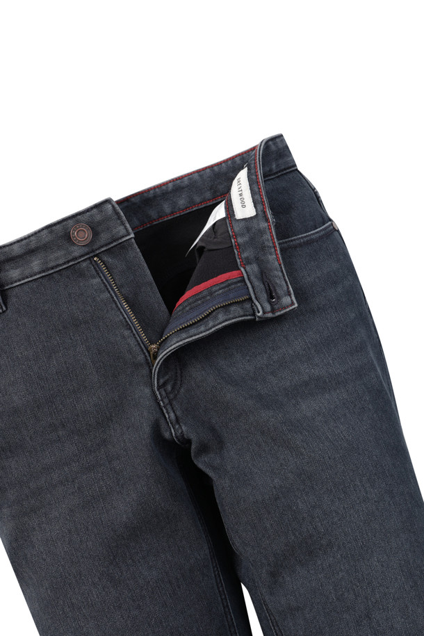 **스탠다드핏 그레이 본딩 데님**은 겨울철 따뜻하게 착용할 수 있는 데님 팬츠입니다. 베이직한 스타일로 캐주얼, 클래식, 미니멀 룩에 모두 잘 어울립니다. 브러쉬 패턴의 그레이 컬러 데님으로 스탠다드핏을 제공하며, 두꺼운 두께감과 본딩 안감으로 보온성을 높였습니다. 스판 소재를 사용하여 활동성을 더했으며, 겨울 데일리룩에 적합한 아이템입니다.
