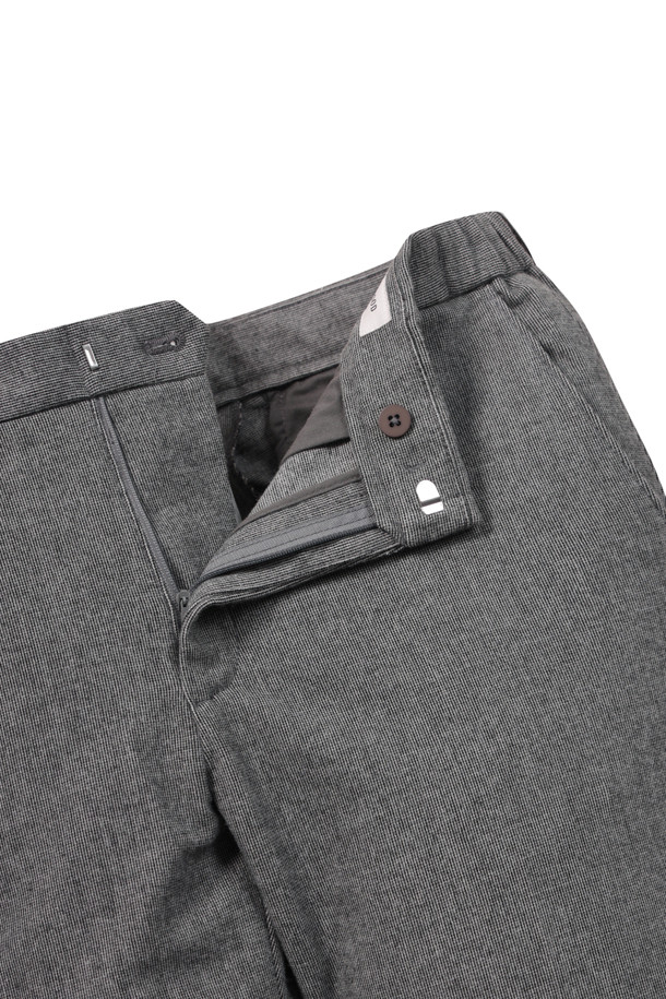 마이크로 기모 팬츠 (SET-UP)는 겨울철 데일리룩, 출근룩, 오피스룩 등 다채로운 TPO에 활용하기 좋은 베이직 스타일의 바지입니다. 폴리에스터와 레이온 혼방 소재로 제작되어 편안한 착용감과 우수한 활동성을 제공하며, 허벅지부터 밑단까지 자연스럽게 좁아지는 스탠다드핏 실루엣으로 세련된 스타일을 연출합니다. 사이드 히든 밴딩 처리로 편안함을 더했으며, 마이크로 패턴이 은은한 포인트를 더해 클래식, 미니멀, 캐주얼 등 다양한 스타일을 소화할 수 있습니다. 셋업으로 착용하여 더욱 완성도 높은 룩을 완성해보세요.
