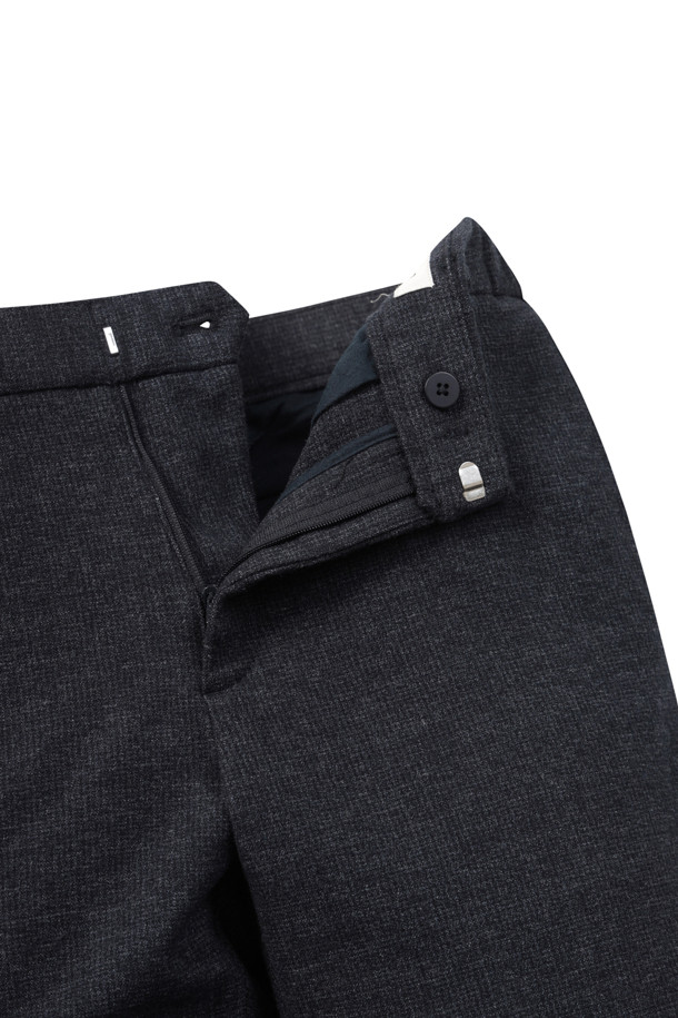 마이크로 기모 팬츠 (SET-UP)는 겨울철에 따뜻하고 스타일리시하게 연출할 수 있는 베이직 스타일의 바지입니다. 허벅지부터 밑단까지 자연스럽게 좁아지는 스탠다드핏으로, 편안한 착용감과 우수한 활동성을 제공합니다. 안감 없이도 두꺼운 두께감의 마이크로 기모 소재를 사용하여 보온성을 높였으며, 사이드 히든 밴딩 처리로 편안함을 더했습니다. 셋업으로 스타일링하여 겨울 데일리룩, 출근룩, 모임룩 등 다양한 TPO에 활용 가능하며, 클래식, 미니멀, 캐주얼 스타일을 모두 소화할 수 있습니다.

