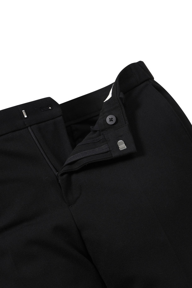 부드러운 촉감과 편안한 착용감을 선사하는 솔리드 기모 팬츠입니다. 겨울철 따뜻하게 입을 수 있도록 안감에 기모 처리가 되어 있으며, 활동성을 높이는 우수한 기능성을 갖췄습니다. 베이직한 스타일의 무지 디자인으로, 다양한 상의와 매치하기 용이하여 겨울 데일리룩, 출근룩, 모임룩 등 TPO에 구애받지 않고 폭넓게 활용할 수 있습니다. 드레이프성이 뛰어나 자연스러운 핏을 연출하며, 사이드 히든 밴딩으로 편안함을 더했습니다. 슬렌더핏으로 다리 라인을 슬림하게 잡아주며, 단뜨기 미싱 밑단 마감으로 깔끔함을 더했습니다.
