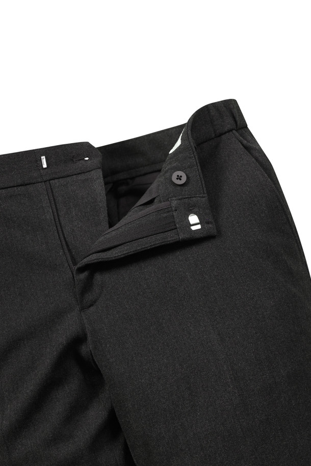 부드러운 촉감과 따뜻함을 선사하는 솔리드 기모 팬츠입니다. 겨울철 일상, 출근룩, 모임룩까지 폭넓게 활용 가능한 베이직 스타일의 남성 바지입니다. 폴리에스터와 레이온 혼방 소재로 제작되어 드레이프성이 뛰어나며, 슬렌더핏으로 세련된 핏을 연출합니다. 안감 기모 처리로 보온성을 높였으며, 사이드 히든밴딩으로 편안한 착용감을 제공합니다. 무지 디자인과 단뜨기 미싱 밑단 마감으로 미니멀, 클래식, 캐주얼 등 다양한 스타일에 매치하기 좋습니다.
